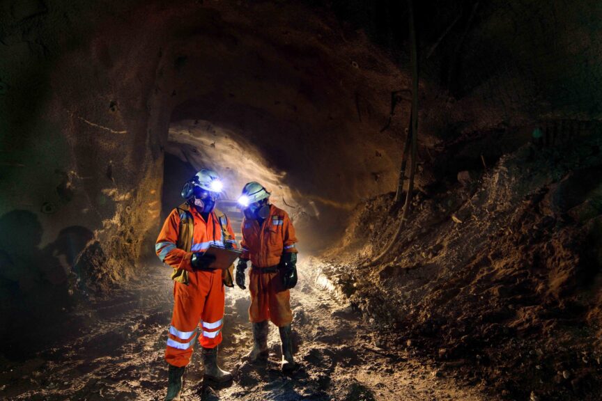 Mecanismo de falla y control de estabilidad en excavaciones subterráneas